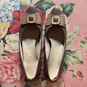 Vintage Women's Selby Leather Taupe Low Heel Gold Buckle Ferragamo style 7.5 AA